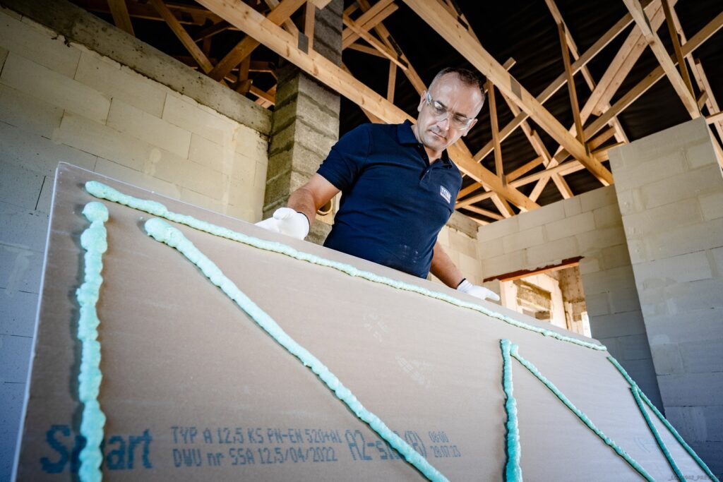 Using TYTAN foam adhesive for plaster board