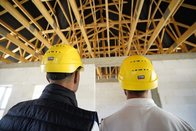 Schiume Poliuretaniche per Tetti: Guida Completa alla Scelta e all’Applicazione