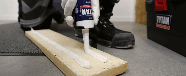 Jak přilepit dekorativní betonové panely na zeď?